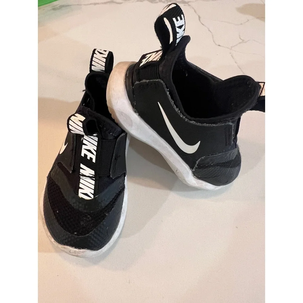 Nike Flex Runner 2 Kids Black White Slip On Athletic Sneakers AT4665-001 Size 5C